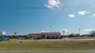 Güneşli bir günde ormanlık alanda geniş bir araba yolculuğu manzarası var. Houston TX. ABD 23 Mart 2023. Yüksek kalite 4k görüntü