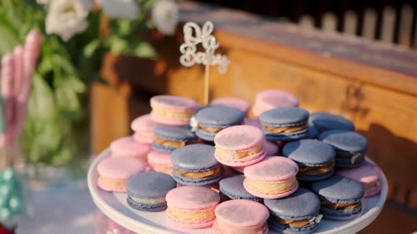 Sluiten Van Candy Bar Feestzaal Kleurrijke Macarons Tentoongesteld Staan Hoge — Stockvideo
