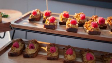 Aperatiflerle birlikte ziyafet masasını kapat. Restoranda yemek servisi. Yüksek kalite 4k görüntü