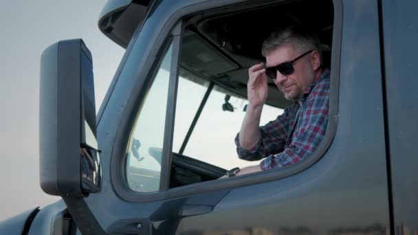 Επαγγελματίας Οδηγός Φορτηγού Κάθεται Φορτηγό Του Και Πίσω Του Παρκάρει — Αρχείο Βίντεο