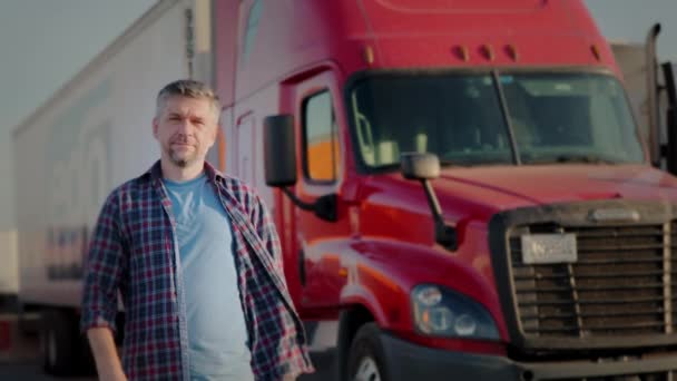 Επαγγελματίας Οδηγός Φορτηγού Πλησιάζει Φορτηγό Του Και Πίσω Του Παρκάρει — Αρχείο Βίντεο