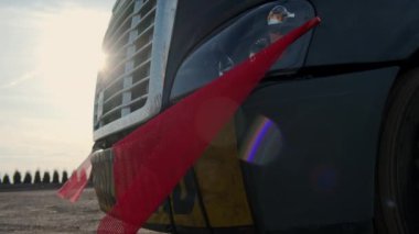 Flatbed treylerinde büyük boy yük afişi ve kırmızı bayrak. Kapatın. Yüksek kalite 4k görüntü