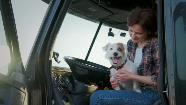 Una Camionera Sienta Camión Junto Con Perro Imágenes Alta Calidad — Vídeos de Stock
