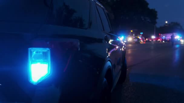 Rendőrautó Vészvilágítás Város Utcájában Éjszaka Van Kiváló Minőségű Felvételek — Stock videók
