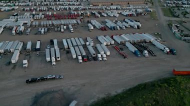 Kamyon şoförünün kamyon parkından çıkışı. Havadan geniş açı. Yüksek kalite 4k görüntü