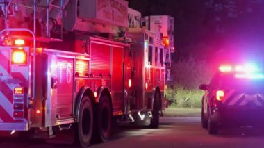 Şehir caddesinde polis arabası acil durum aracı ışıkları. Gece vakti. Yüksek kalite 4k görüntü