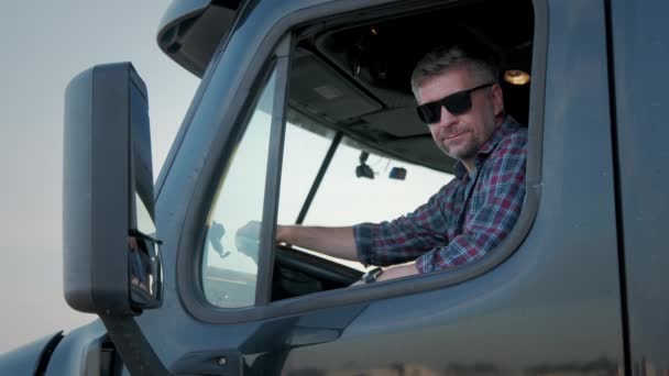 Motorista Caminhão Profissional Senta Seu Caminhão Atrás Dele Estacionado Long — Vídeo de Stock