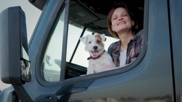 Een Vrouw Trucker Zitten Een Semi Truck Samen Met Hond — Stockvideo