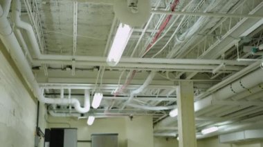 Endüstriyel odada bulunan ekipman, motor pompası ve borular. Yüksek kalite 4k görüntü