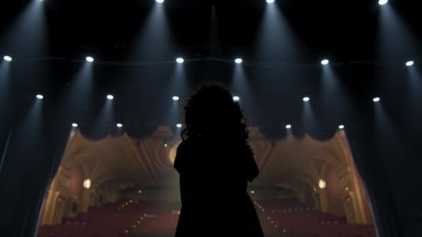 มมองด านหล งของภาพยนตร ของเด วเล กแสดงหญ ไปบนเวท ภายใต สปอตไลท ในโรงละคร — วีดีโอสต็อก