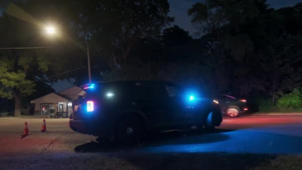 街中の警察の車の緊急車両のライト ナイトタイムワイドショット 高品質4K映像 — ストック動画