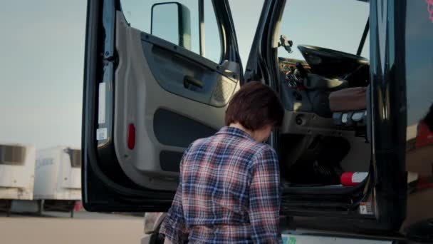 Жінка Вантажівка Стоїть Напіввагоні Денний Постріл Крупним Планом Високоякісні Кадри — стокове відео