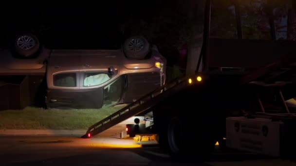 路上で夜の道路上の車の事故現場での牽引トラックや警察 高品質4K映像 — ストック動画