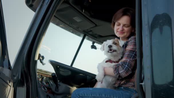 Uma Caminhoneira Senta Semi Caminhão Junto Com Cachorro Tiro Perto — Vídeo de Stock