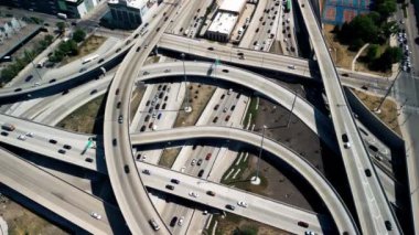 Yükseltilmiş otoyolda ve Chicago 'daki işlek kavşakta giden araçların insansız hava aracı görüntüleri. Yüksek kalite 4k görüntü