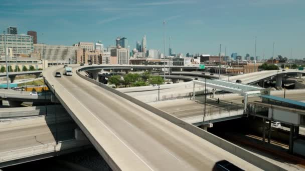 在芝加哥 无人驾驶飞机拍摄的汽车驶过高架道路和繁忙的交汇处 高质量的4K镜头 — 图库视频影像