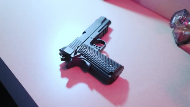 Mano Femenina Toma Pistola Mesa Con Luz Color Moderno Imágenes — Vídeo de stock