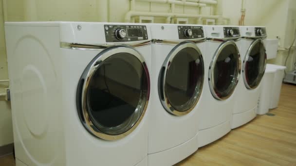 Βιομηχανικό Πλυσταριό Πλυντήρια Ρούχων Στο Δωμάτιο Του Ξενοδοχείου Υψηλής Ποιότητας — Αρχείο Βίντεο