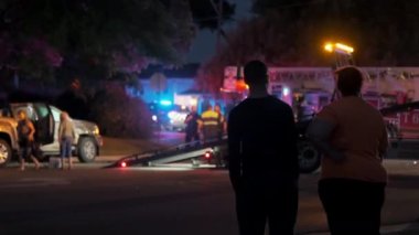 Polis arabası acil durum aracı ışıkları ve şehir sokaklarında insanlar. Naperville lL 'de. ABD 1.06.2023. Yüksek kalite 4k görüntü