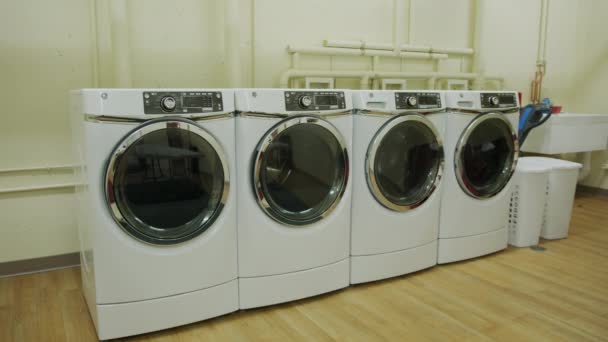 Průmyslová Prádelna Pračky Prádelně Hotelový Pokoj Široký Záběr Vysoce Kvalitní — Stock video