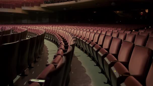 Leeg Theater Met Comfortabele Rode Stoelen Bioscoopstoelen Het Donkere Theater — Stockvideo