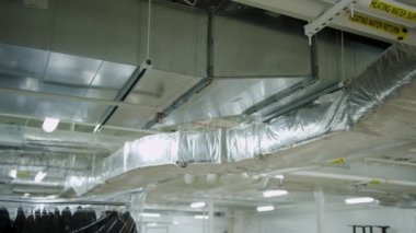Endüstriyel odada bulunan ekipman, ikmal hava kanalları havalandırma sistemi. Geniş açı. Yüksek kalite 4k görüntü