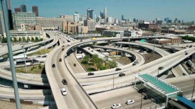 Yükseltilmiş otoyolda giden arabaların ve Chicago 'daki yoğun kavşağın insansız hava aracı görüntüleri. Yüksek kalite 4k görüntü