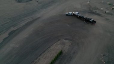 Karavanda arabalarla gezen bir kamyon şoförü. Yüksek kalite 4k görüntü