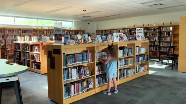 阳光灿烂的日子 学校图书馆 Naperville 2023年5月20日 高质量的4K镜头 — 图库视频影像
