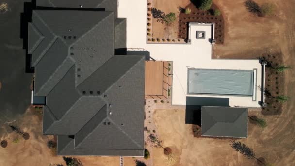 Szeroko Nad Dronem Nakręcił Materiał Nowym Dachu Słoneczny Dzień Tak — Wideo stockowe