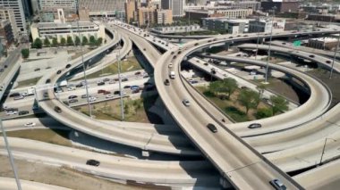 Yükseltilmiş otoyolda ve Chicago 'daki işlek kavşakta giden araçların insansız hava aracı görüntüleri. Yüksek kalite 4k görüntü
