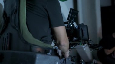 Stüdyo arka planında Steadicam seti olan profesyonel dijital sinema kamerası. Naperville lL 'de. ABD. 29 Mayıs 2023. Yüksek kalite 4k görüntü