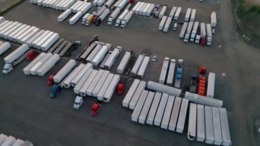 Kamyon şoförünün kamyon parkından çıkışı. Hava aracı geniş bir görüntü aktarıyor. Yüksek kalite 4k görüntü