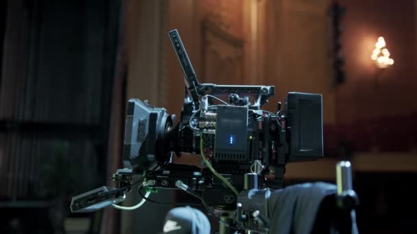 スタジオの背景に光のセットを持つプロのデジタルシネマカメラ そうだ 高品質4K映像Naperville アメリカだ 2023年5月29日 — ストック動画
