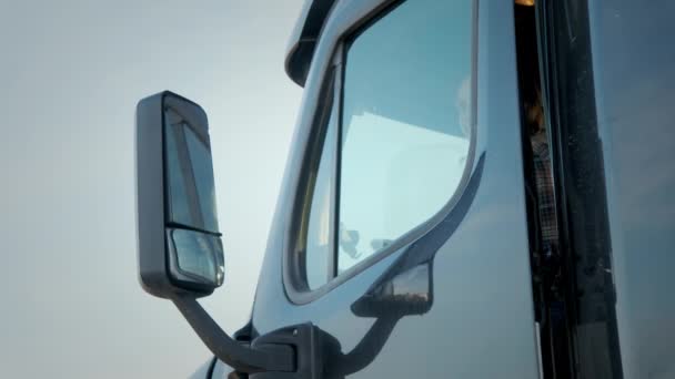 Profesjonalna Ciężarówka Stoi Półciężarówce Zamknij Ujęcia Wysokiej Jakości Materiał — Wideo stockowe