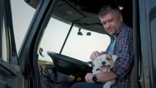 Πορτρέτο Ενός Επαγγελματία Φορτηγατζή Κάθεται Ένα Ημιφορτηγό Μαζί Σκυλί Κοντινό — Αρχείο Βίντεο