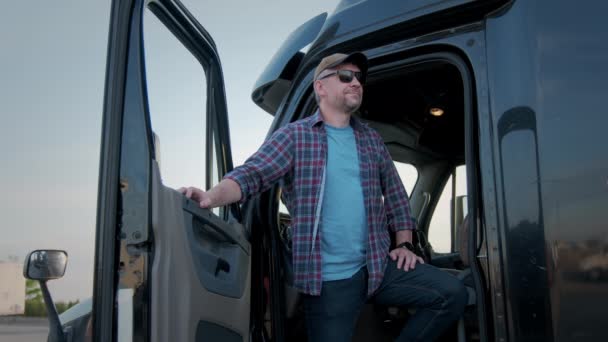 Portrait Professional Truck Driver Duduk Truknya Dan Him Parkir Long — Stok Video