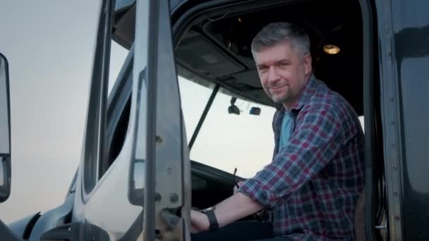 Närbild Porträtt Professional Truck Driver Sitter Sin Lastbil Och Bakom — Stockvideo