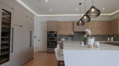 Modern Lüks Mutfak İç Tasarımı 'nın elementleri yenilenmiş bir evde, kamera görüntülerini taşıyorlar. Yüksek kalite 4k görüntü