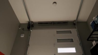 Garaj kapısı açılıyor, aşağı inin. İçeriden çekilmiş görüntüler. Yüksek kalite 4k görüntü