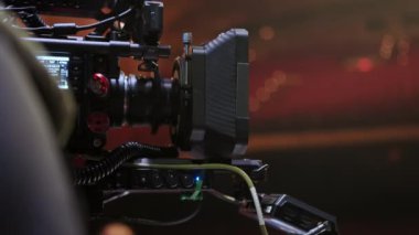 Stüdyo arka planında ışık olan profesyonel dijital sinema kamerasını kapat. Kamera görüntülerini oynat. Yüksek kalite 4k görüntü