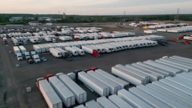 Kamyon şoförünün kamyon parkından çıkışı. geniş hava görüntüleri. Yüksek kalite 4k görüntü