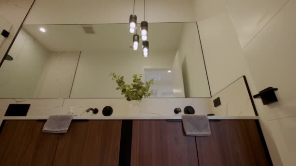 现代装修浴室在现代家居 房地产内部 很宽的镜头移动相机镜头 高质量的4K镜头 — 图库视频影像