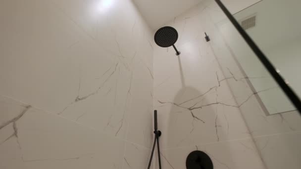 Modern Tiled Banyo Nun Elementleri Modern Evde Gayrimenkul Içinde Kamera — Stok video