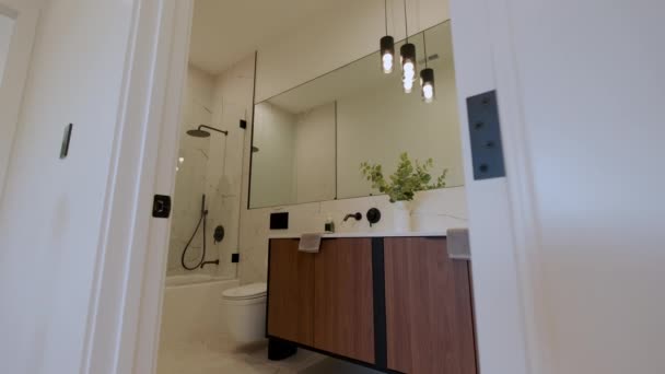 Moderne Betegelde Badkamer Modern Huis Onroerend Goed Interieur Beweeg Camerabeelden — Stockvideo
