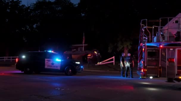Полицейский Автомобиль Аварийного Автомобиля Огни Людей Ночное Время Города Бервиль — стоковое видео