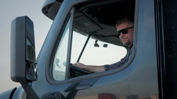 Zbliżenie Portret Profesjonalny Kierowca Ciężarówki Siedzi Jego Ciężarówce Nim Zaparkowany — Wideo stockowe