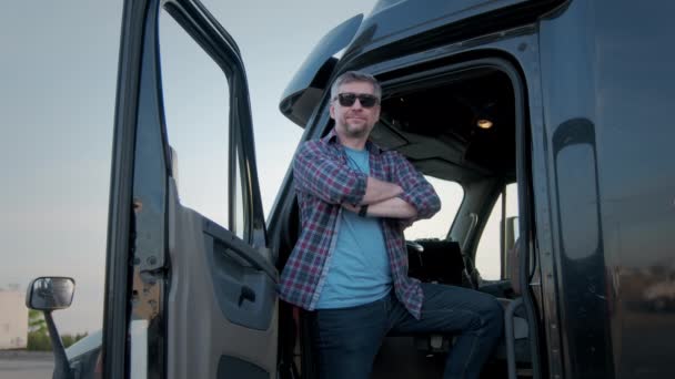 プロのトラック運転手の肖像画は彼のトラックに座っており 彼の後ろに駐車ロングホール半トラック 閉めろ 高品質4K映像 — ストック動画