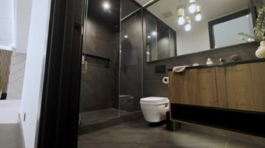Modern Tiled Banyo 'nun elementleri modern evde, gayrimenkul içinde. Geniş bir iç mekan görüntüsü. Yüksek kalite 4k görüntü