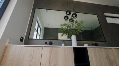 Modern Tiled Banyo 'nun elementleri modern evde, gayrimenkul içinde. Geniş çekim. - Evet. Yüksek kalite 4k görüntü